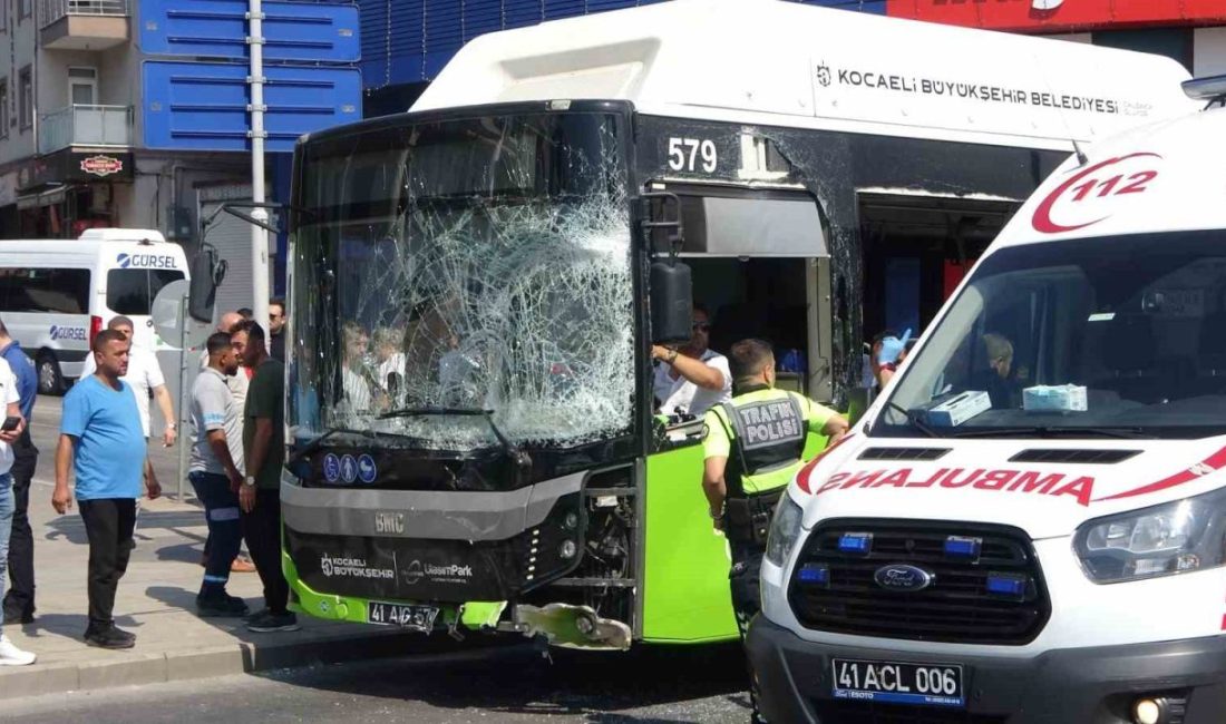 Kocaeli D100 yan yolda dondurma yüklü kamyonetle, yolcu otobüsünün kavşakta