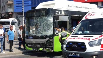 Kocaeli D100 yan yolda dondurma yüklü kamyonetle, yolcu otobüsünün kavşakta