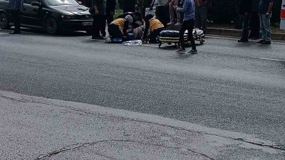 Bolu’da D-100 kara yolunda bir otomobil, yolun karşısına geçmeye çalışan