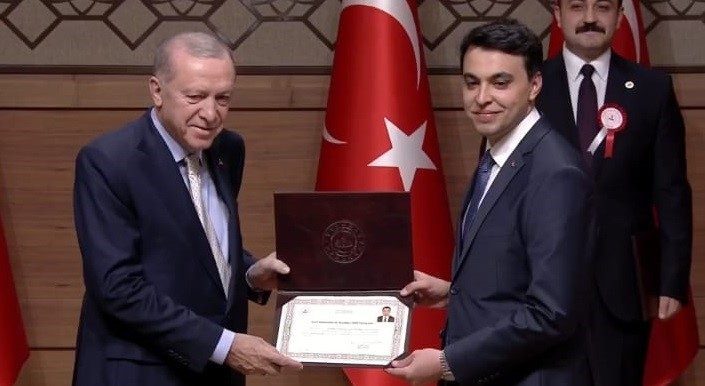 110’uncu Dönemi birincilikle bitiren kaymakam Pazaryeri’ni seçti Cumhurbaşkanı Recep Tayyip Erdoğan’ın katılımıyla gerçekleştirilen 110. Dönem Kaymakamlık Kura