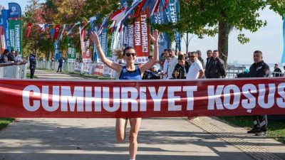 16 ülkeden sporcu Kocaeli’de Cumhuriyet için koştu Kocaeli’de Cumhuriyet’in 102. yılı dolayısıyla düzenlenen 12. Uluslararası Cumhuriyet Koşusu’na,