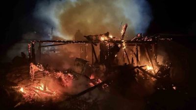 Bolu’da çıkan yangında 2 katlı ahşap ev tamamen yanarak küle