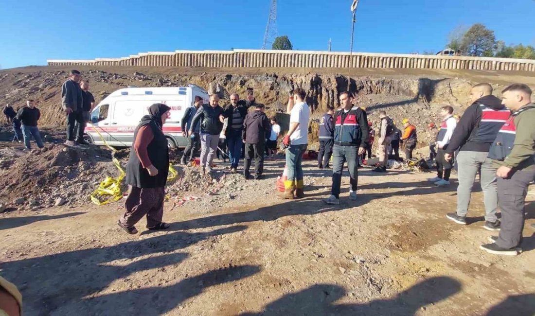 30 metrelik kuyuya düşen işçinin cansız bedenini itfaiye çıkardı Sakarya’nın Akyazı ilçesinde yapımı devam eden yol çalışmasında yaklaşık 30