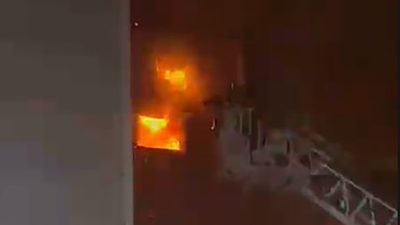 Kocaeli’nin Körfez ilçesinde 4 katlı mobilya deposunda çıkan yangın, itfaiye