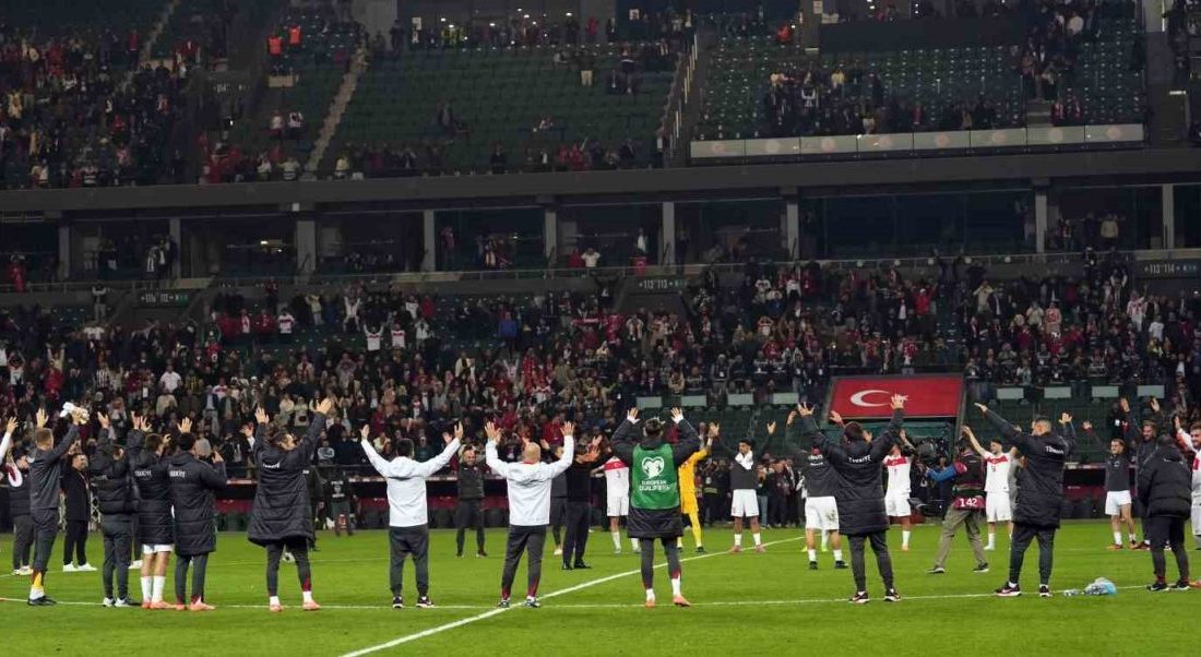 A Milli Futbol Takımı’nda Gürcistan galibiyeti sevinci A Milli Futbol Takımı, Gürcistan galibiyetinin ardından sahanın ortasında toplanarak