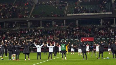 A Milli Futbol Takımı, Gürcistan galibiyetinin ardından sahanın ortasında toplanarak