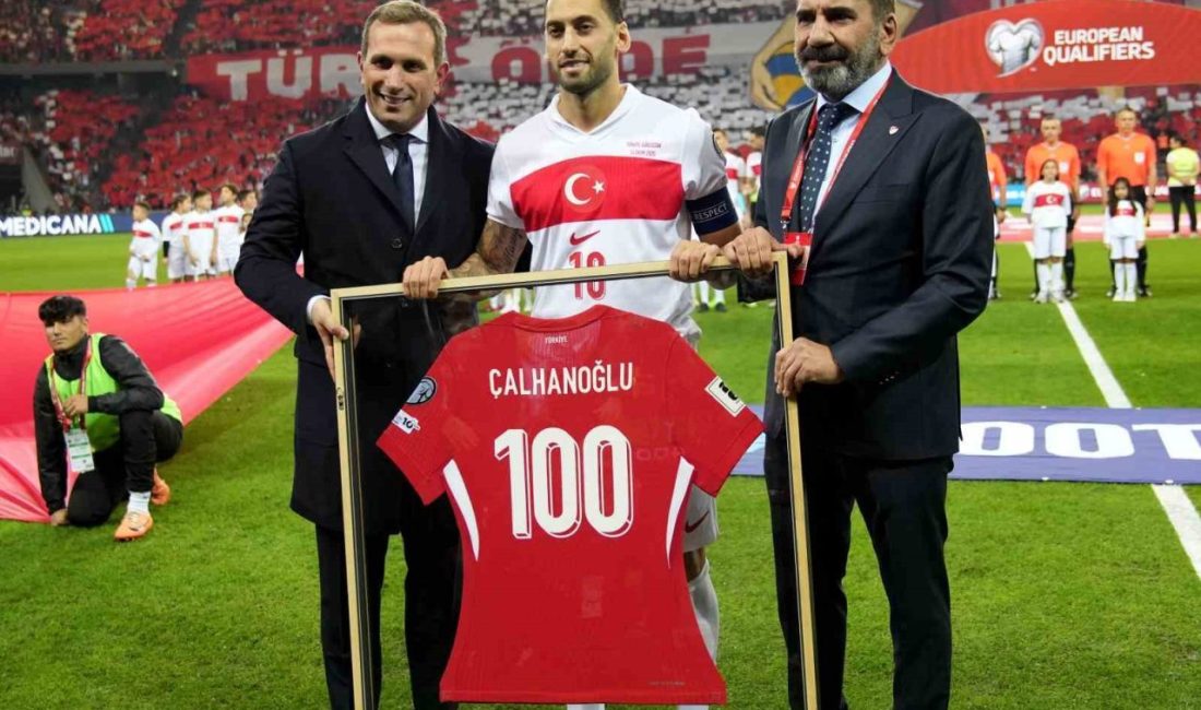 A Milli Takım’da 100. maçına çıkan Hakan Çalhanoğlu’na plaket A Milli Futbol Takımı’nda 100. maçına çıkan Kaptan Hahan Çalhanoğlu’na