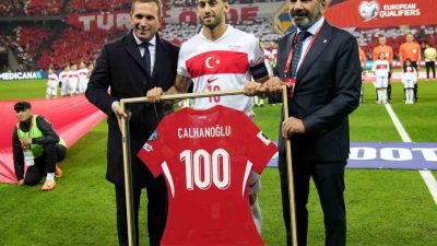 A Milli Futbol Takımı’nda 100. maçına çıkan Kaptan Hahan Çalhanoğlu’na