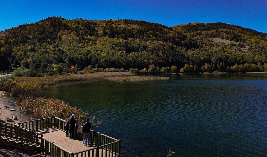 Abant Gölü Milli Parkı’nda renk cümbüşü Bolu’nun gözde turizm merkezi olan Abant Gölü Milli Parkı’nda sonbahar