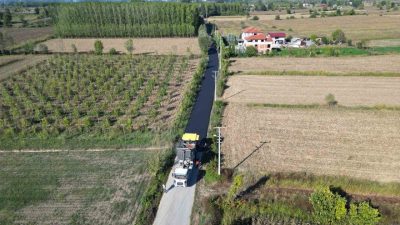 Sakarya Büyükşehir Belediyesi’nin yürüttüğü asfalt mesaisi çerçevesinde Akyazı’nın iki önemli
