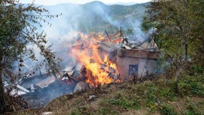Kastamonu’nun Bozkurt ilçesinde çıkan yangında iki katlı ahşap ev yanarak