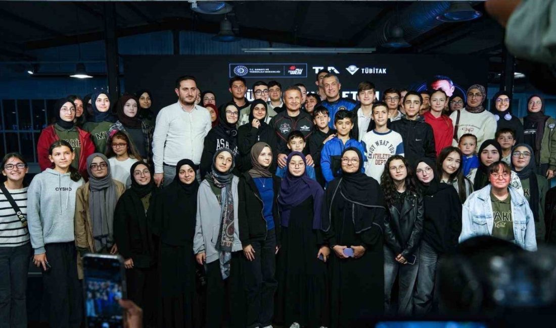 Kocaeli’de düzenlenen etkinlikte Türkiye’nin ilk astronotu Alper Gezeravcı, öğrencilerle bir