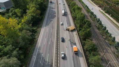 Anadolu Otoyolu Sakarya geçişinde kontrolden çıkan kamyonet yan yattı. Otoyolun