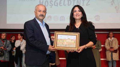 Gebze’de düzenlenen “Seni Anlıyorum Çocuk” söyleşisinde yazar Dilek Cesur, ebeveyn-çocuk