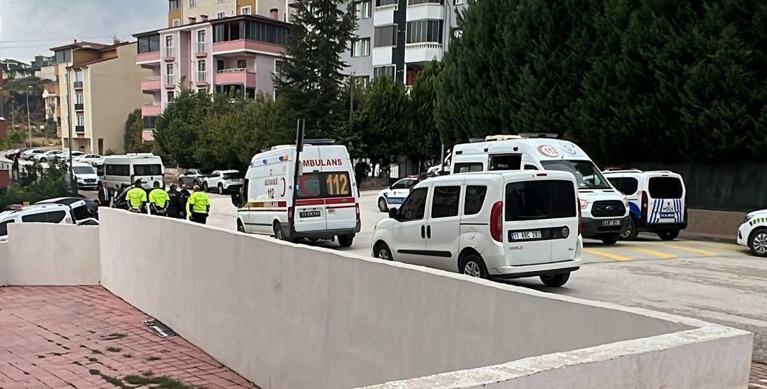 Aracını 3 kişinin üzerine sürdüğü anlar kameraya yansıdı Bilecik’te iki aile arasında mahkeme çıkışı yaşanan kavgada 4 kişi