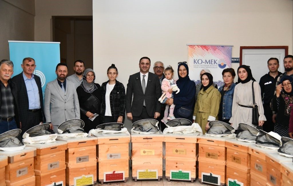 Arıcılık kursiyerlerine malzeme desteği Başiskele’de arıcılık eğitimini tamamlayan kursiyerlere malzeme desteği sağlandı. Kocaeli Büyükşehir