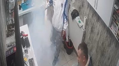 Düzce’de Özgür Acar isimli telefon tamircisi, arızalı bir telefonu tamir