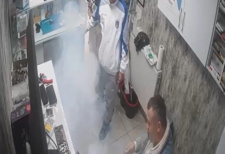 Düzce’de Özgür Acar isimli telefon tamircisi, arızalı bir telefonu tamir