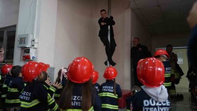 DÜZCE (İHA) – Düzce Belediyesi İtfaiye Müdürlüğü her yaştan konuklarını