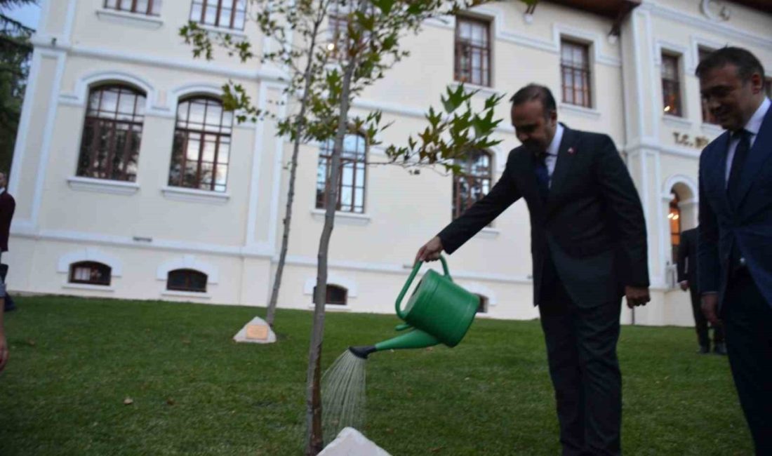 Bakan Kacır, 2023 yılında diktiği çınar ağacını suladı Sanayi ve Teknoloji Bakanı Mehmet Fatih Kacır, Bilecik’te 2023 yılında