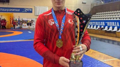 Sakarya Büyükşehir Belediyesi güreş sporcusu, Romanya’da düzenlenen Balkan Şampiyonası’nda mindere