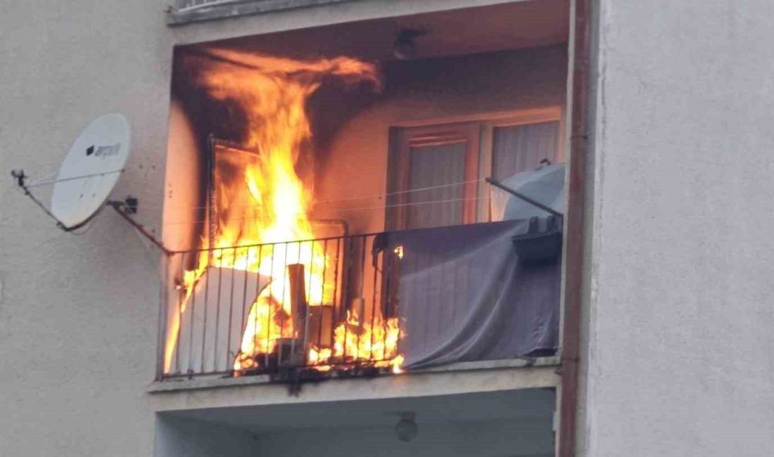 Balkonda çıkan yangın evi küle çeviriyordu Kastamonu’nun Cide ilçesinde evin balkonunda bırakılan köz sebebiyle çıkan yangın