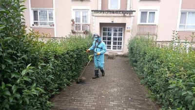 Başiskele’de parklar, yürüyüş yolları ve yol kenarları yabani otlardan temizlenerek