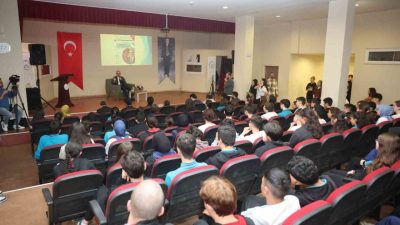 Çayırova Belediye Başkanı Bünyamin Çiftçi, lise öğrencileriyle bir araya gelerek,