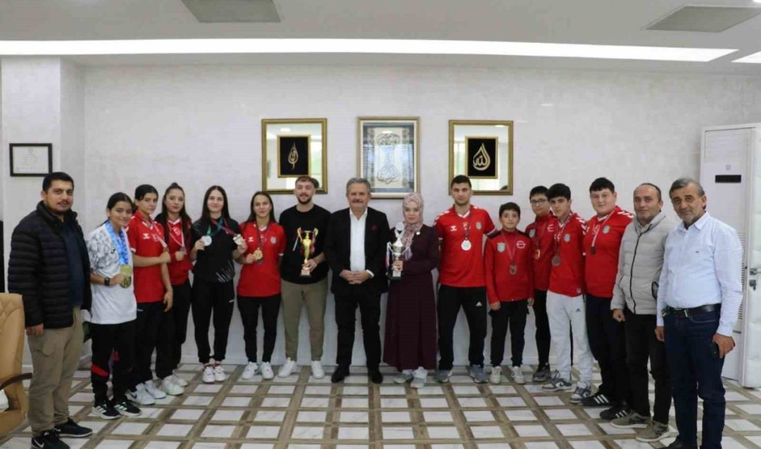 Başkan Koloğlu, Dünya ve Avrupa Şampiyonu haltercileri ağırladı Cumayeri Belediyesi Spor Kulübü halter sporcuları, uluslararası arenada elde ettikleri