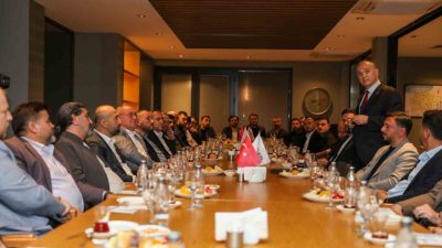 Düzce Belediye Başkanı Dr. Faruk Özlü, iş insanlarıyla bir araya