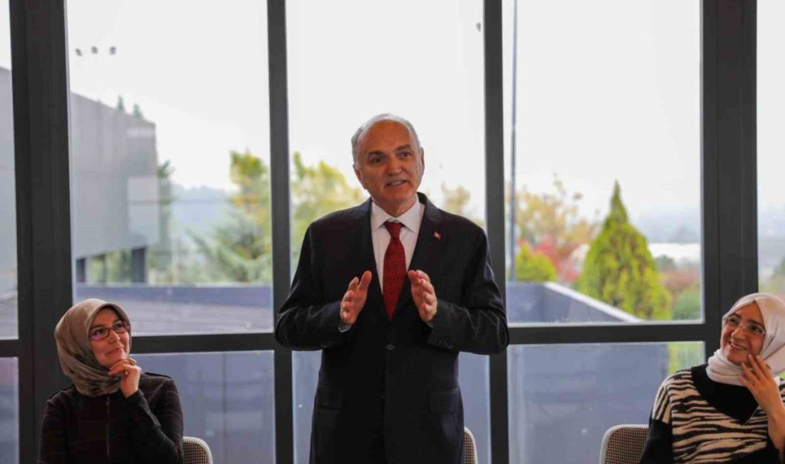Başkan Özlü’den gençlere: “Kendiniz olun” Gençlerle bir araya gelen Düzce Belediye Başkanı Dr. Faruk Özlü,