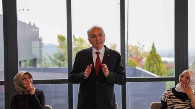 Gençlerle bir araya gelen Düzce Belediye Başkanı Dr. Faruk Özlü,