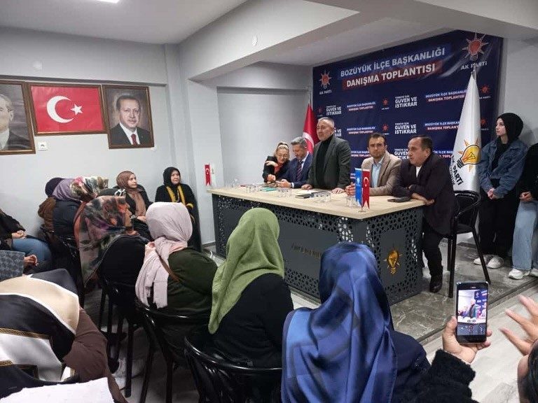 Başkan Yıldırım Bozüyük’te teşkilatla bir araya geldi AK Parti Bilecik İl Başkanı Serkan Yıldırım, Bozüyük ilçesinde teşkilat