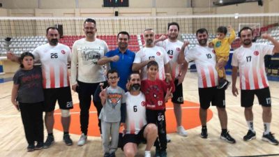 Bilecik’te düzenlenen Kamu Spor Oyunları Erkekler Voleybol Turnuvası’nda Aile ve