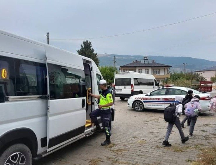 Bilecik jandarmasından okul servis araçlarına sıkı denetim Bilecik İl Jandarma Komutanlığı, öğrenci güvenliğini sağlamak amacıyla okul servis