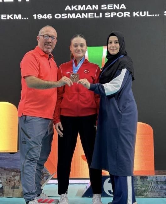 Bilecikli Karateci Sena Akman Türkiye üçüncüsü oldu Elazığ’da düzenlenen Türkiye Karate Şampiyonası’nda Bilecikli sporcu Sena Akman, U21