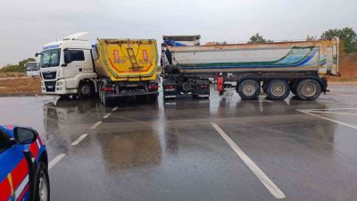 Bilecik’te seyir halindeki 2 tırın çarpışması sonucu meydana gelen kazada