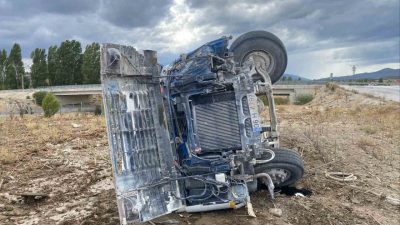 Bilecik’te seyir halinde kontrolden çıkan tanker devrilirken, sürücüsü yaralandı. Alınan