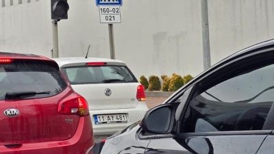 Bilecik’te yoğun trafik nedeniyle oluşan uzun kuyrukta güvenlik şeridini kullanan