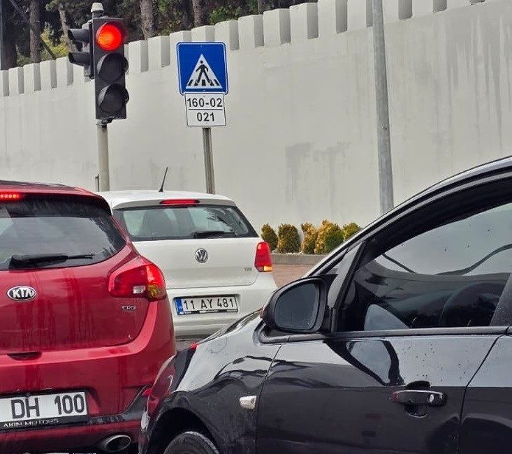 Bilecik’te güvenlik şeridini kullanan sürücüler pes dedirtti Bilecik’te yoğun trafik nedeniyle oluşan uzun kuyrukta güvenlik şeridini kullanan