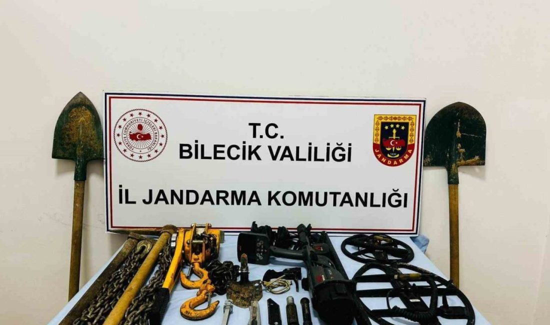 Bilecik’te kaçak kazı operasyonunda 5 kişi suçüstü yakalandı Bilecik’in Osmaneli ilçesinde ormanlık alanda izinsiz kazı yapan 5 şüpheli,