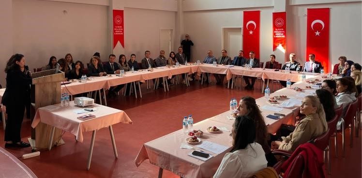 Bilecik’te kadın ve çocukların güvenliği için kurumlar bir araya geldi Bilecik’te kadına yönelik şiddetle mücadele, çocuk koruma hizmetleri ve ailelerin