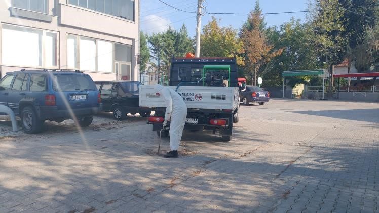 Bilecik’te kışlak ilaçlama çalışmaları sürüyor Bilecik Belediyesi, vatandaşların daha sağlıklı ve güvenli bir ortamda yaşamlarını