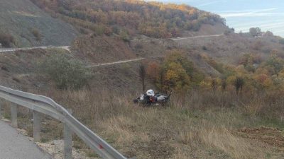 Bilecik’te seyir halinde kontrolden çıkan motosiklet şarampole uçarken, sürücüsü yaralandı.