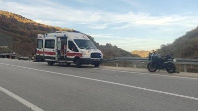 Bilecik’te seyir halinde kontrolden çıkan motosiklet devrilirken, sürücüsü yaralandı. Alınan