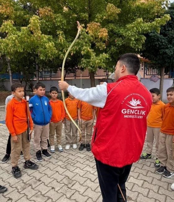 Bilecik’te “Merkezim Her Yerde” projesi kapsamında etkinlik düzenlendi Bilecik’te “Merkezim Her Yerde” projesi kapsamında ilkokul öğrencileriyle buluşarak çeşitli
