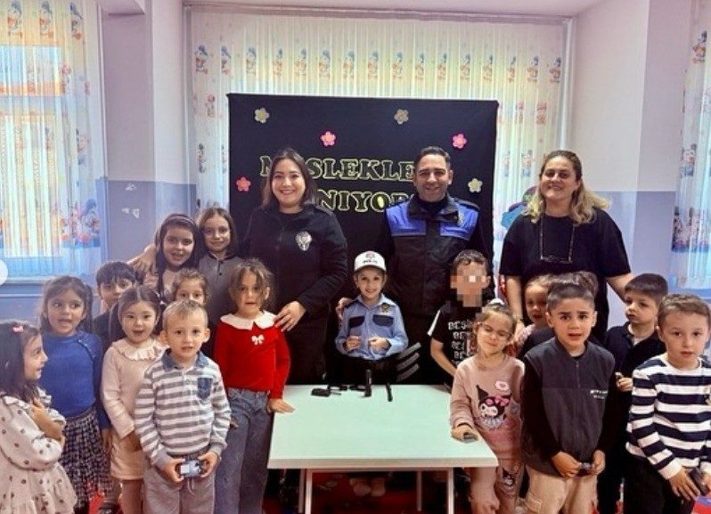 Bilecik’te minik öğrenciler, polislerle buluşarak hem güvenlik hem de acil