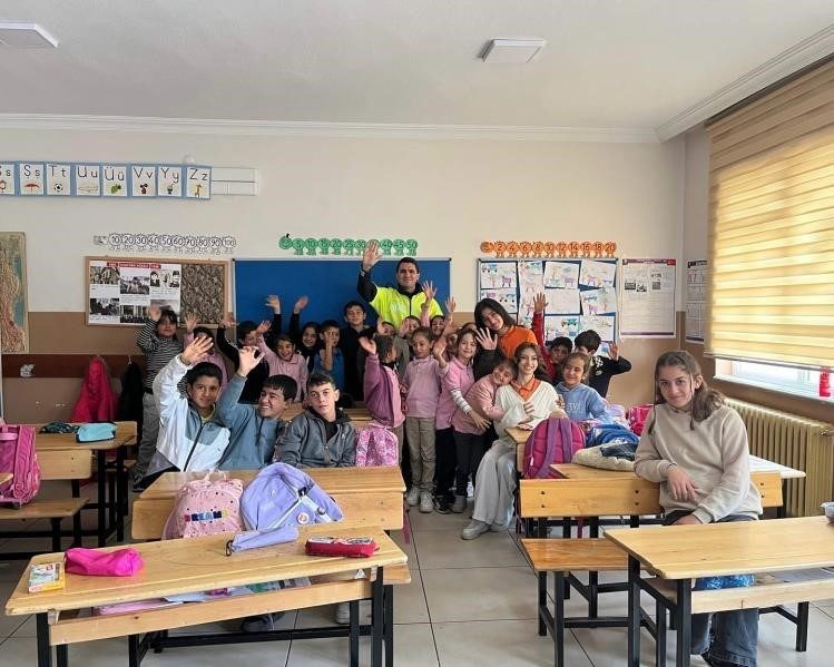 Bilecik’in Bozüyük ilçesinde öğrenciler, trafik kurallarını eğitici bir seminerle öğrendi.