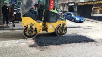 Bilecik Belediyesi tarafından birçok mahallede gerçekleştirilen çalışmalarda onlarca noktada asfalt