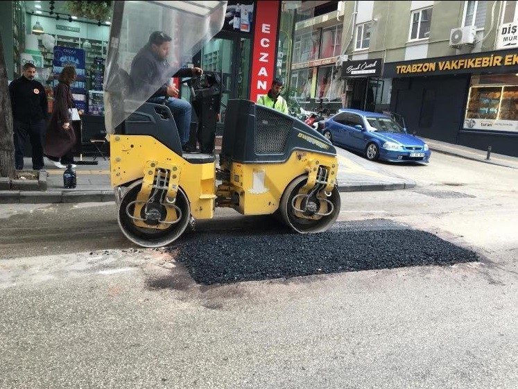 Bilecik’te onlarca noktada asfalt yama çalışması yapıldı Bilecik Belediyesi tarafından birçok mahallede gerçekleştirilen çalışmalarda onlarca noktada asfalt